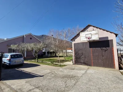Hütte Kuća 150 m² na Prodaju – Tološi, Podgorica