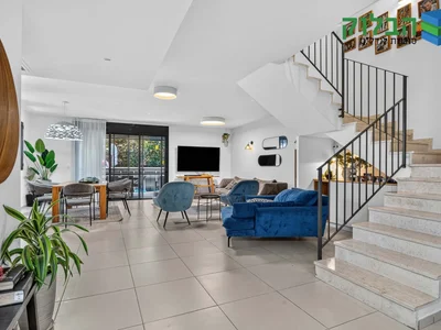 Residential quarter A vendre bien de luxe et rare a rishon lezion shikun hamizrach rue marbad haksamim
