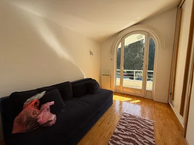 Hütte Kuća 500 m² na Izdavanje – Gorica, Podgorica