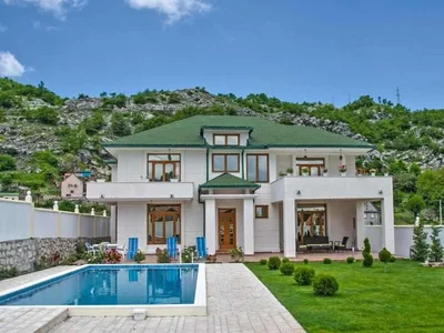 Hütte Kuća 470 m² na Izdavanje – Centar, Cetinje