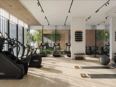 Complexe résidentiel New Odessa Residence with a swimming pool, tennis courts and lounge areas 5 minutes away from the park, Town Square, Dubai, UAE
