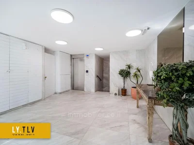 Residential quarter Grand 5 pieces dans une belle avenue a cote de kikar hamedina avec parking