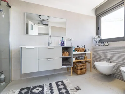 Quartier résidentiel ✨ appartement de luxe rare – terrasse géante, parkings privés & prestations haut de gamme