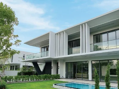 Wohnanlage Complex of villas with a swimming pool, a park and a lake near the beach and a yacht club, Pattaya, Thailand