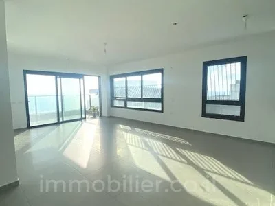 Residential quarter A ne pas manquer avec terrasse bel appartement bien agence bon emplacement dans un bel immeuble etage haut avec vue proche de la mer spacieux vue sur la mer