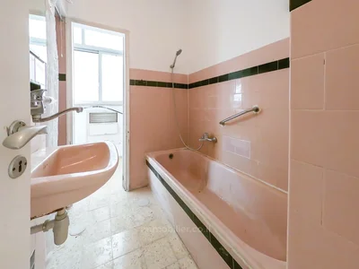 Dzielnica mieszkaniowa 35 pieces balcon avec ascenseur a renover proche mer