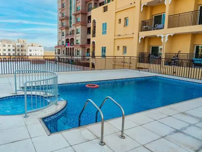 Complexe résidentiel 7 Seasons Residence with a swimming pool and around-the-clock security, Dubai International City, Dubai, UAE