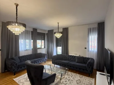 Residential quarter Izdaje se prostran trosoban stan od 130m2 u Dalmatinskoj ulici