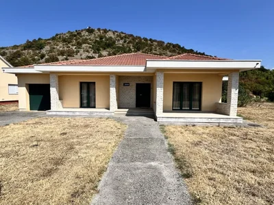 Hütte Kuća 200 m² na Prodaju – Rogami, Podgorica