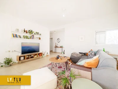 Жилой квартал Beau 2 pieces renove a cote du park hayarkon au calme