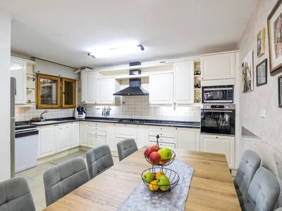 Residential quarter Magnifique rdj avec 3 unites independantes