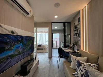 Complejo residencial Premier residential complex with a huge swimming pool and lush green areas in Suan Luang, Bangkok, Thailand