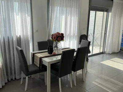 Quartier résidentiel Penthouse À vendre de 5 piÈces avec vue À eilat - tout confort avec armoires murales ainsi qu'une belle cuisine avec son Îlot central - situé en plein quartier des hôtels dans complexe avec piscine et salle de sport et à deux pas du centre commercial icep