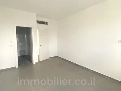 Residential quarter A ne pas manquer avec terrasse bel appartement bien agence bon emplacement dans un bel immeuble etage haut avec vue proche de la mer spacieux vue sur la mer