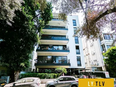 Жилой квартал Un appartement rare avec jardin comme une villa en ville sur le boulevard ben gourion