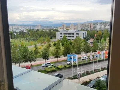 Dzielnica mieszkaniowa Na prodaju stan 77m² pored Capital Plaze