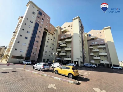 Quartier résidentiel Baisse de prix !!  vous cherchez un appartement avec un balcon ensoleillé, entièrement rénové, au centre-ville de hadera, à un prix exceptionnel ?