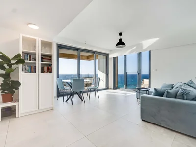 Residential quarter Superbe appartement en premiere ligne de mer a bat yam dream tower