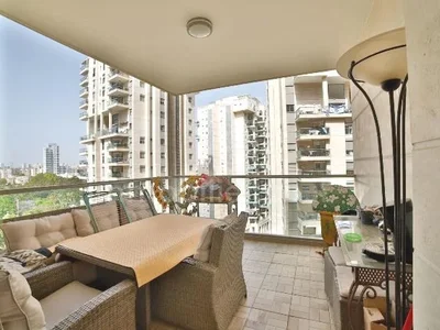 Residential quarter A ne pas manquer avec terrasse bel appartement bonne occasion dans un bel immeuble