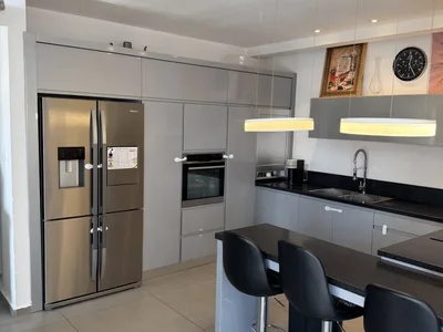 Quartier résidentiel Penthouse À vendre de 5 piÈces avec vue À eilat - tout confort avec armoires murales ainsi qu'une belle cuisine avec son Îlot central - situé en plein quartier des hôtels dans complexe avec piscine et salle de sport et à deux pas du centre commercial icep