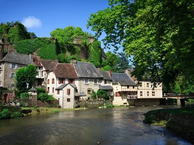 In France, houses and square meters of land are now also being sold for 1 euro