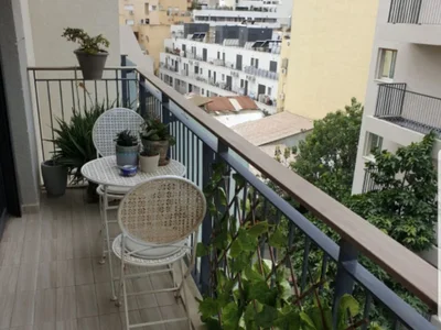 Dzielnica mieszkaniowa Charmand trois pieces dans le quartier prise de florentineherzl