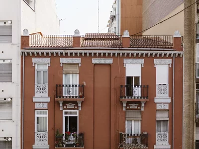 «Я возвращала свою квартиру почти 3 года». Как сквоттеры в Испании захватывают дома: комментарий юриста и реальная история 