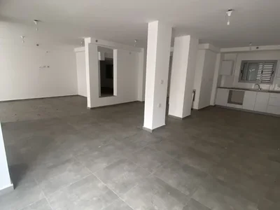 Residential quarter A louer grand magasin proche de toutes commodites face au shouk de vav ashdod