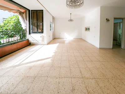 Dzielnica mieszkaniowa 35 pieces balcon avec ascenseur a renover proche mer