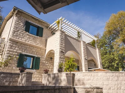 Hütte Kuća 300 m² na Prodaju – Podgorica