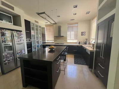 Barrio residencial Magnifique villa construite sur 4 niveaux avec piscine a vendre au coeur de raanana