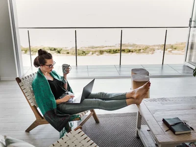 Wie man effektiv zu Hause arbeitet: die Vor- und Nachteile von Telearbeit, nützliche Tipps von Experten