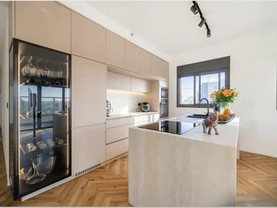 Quartier résidentiel Raanana magnifique appartement de 4 pieces renove avec terrasse souccah et mamad