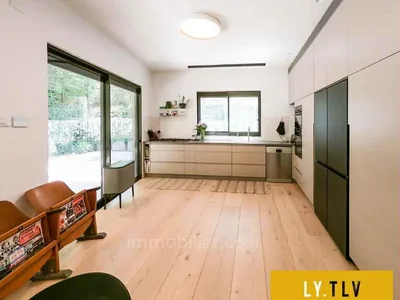 Жилой квартал Un appartement rare avec jardin comme une villa en ville sur le boulevard ben gourion