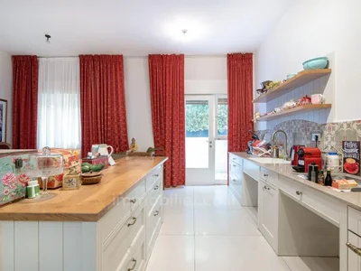 Quartier résidentiel Rez-de-chaussée avec terrasse au cœur de shenkin – tel-aviv