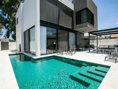 Residential quarter Calme investi au centre bon emplacement grand luxueux bien agence clair spacieux entierement meuble grand jardin hauts plafonds magnifique