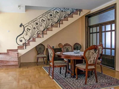 Hütte Kuća 470 m² na Izdavanje – Centar, Cetinje