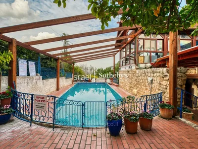 Quartier résidentiel Un hôtel boutique prestigieux et en activité au cœur de rosh pinna.