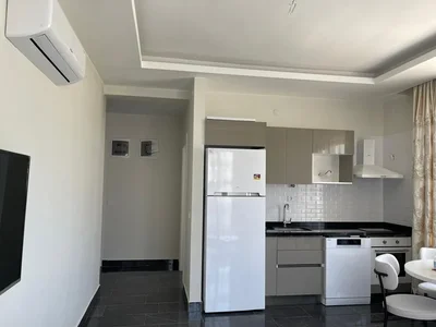 Zespół mieszkaniowy Umeblowany apartament 1+1 położony 400 metrów od morza w kompleksie Tekinoğlu.