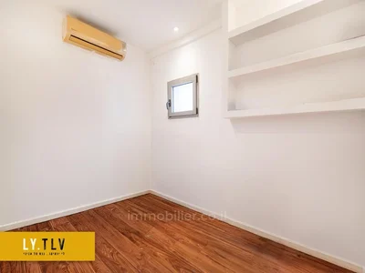 Quartier résidentiel Superbe 2.5 pieces a vendre devant le park hayarkon dans un immeuble renove