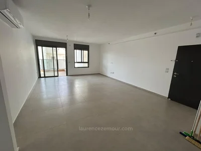 Quartier résidentiel Tres grand. centre raanana. immeuble recent.