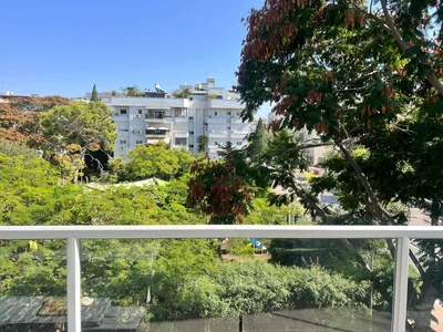 Quartier résidentiel Au coeur de la ville. vue sur parc.  tres grand salon