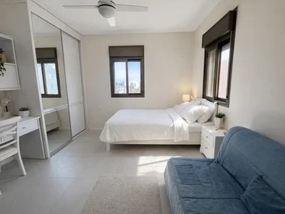 Quartier résidentiel Central . 2 terrasses. proches commerces