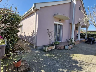 Hütte Kuća 150 m² na Prodaju – Tološi, Podgorica