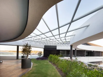 Wohnanlage Neue fertige Apartments in Cesme, Izmir am Meer vom Bauunternehmer