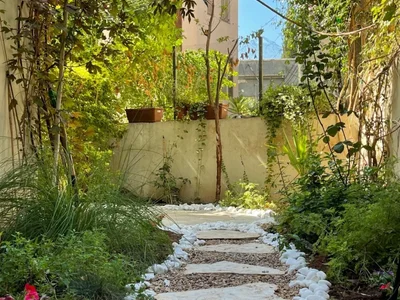 Residential quarter Superbe rez de jardin rothschild