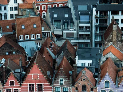 "Mały lokal mieszkalny w centrum Brugii. Niezwykły domek na dachu na sprzedaż w Belgii