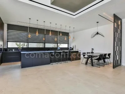 Residential quarter Calme investi au centre bon emplacement grand luxueux bien agence clair spacieux entierement meuble grand jardin hauts plafonds magnifique