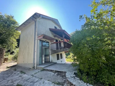Hütte Kuća 200 m² na Prodaju – Centar, Cetinje