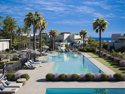 Edificio de apartamentos Modernas viviendas en la costa con soláriums y piscina en Málaga